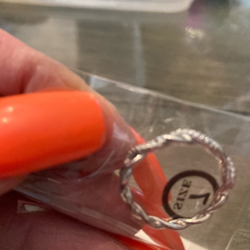Ring- Size 7 Silver Cubic Zirconia  twist ring NWT - Picture 10 of 12
